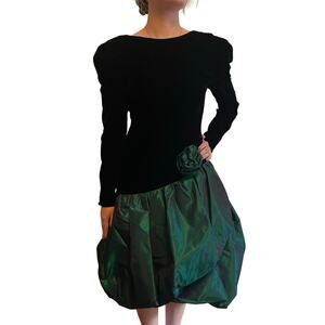 Vintage 80’s Black Velvet & Green Bubble Skirt with V-Neck Back Size: Small (6)